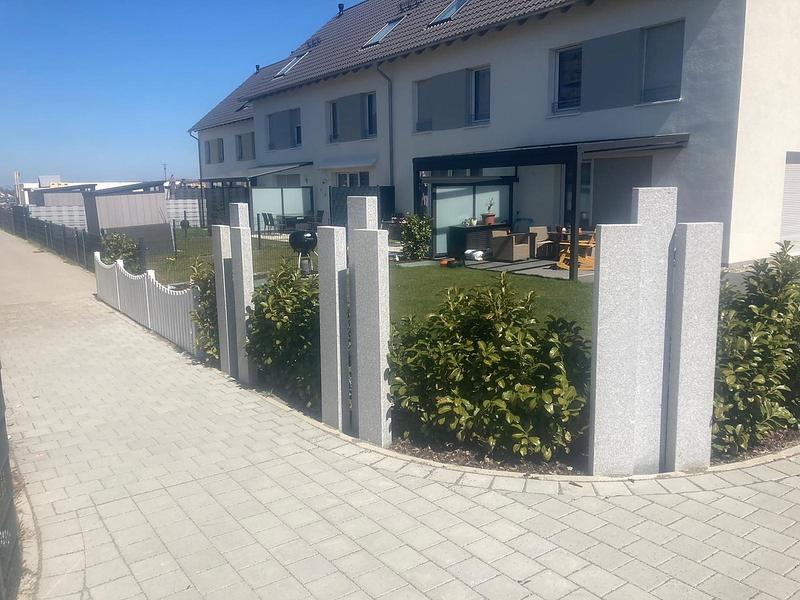 Einfriedung mit Granitstelen