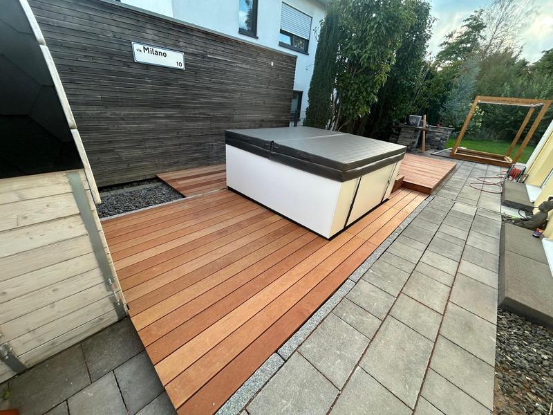 Holzdeck mit Sitzstufen