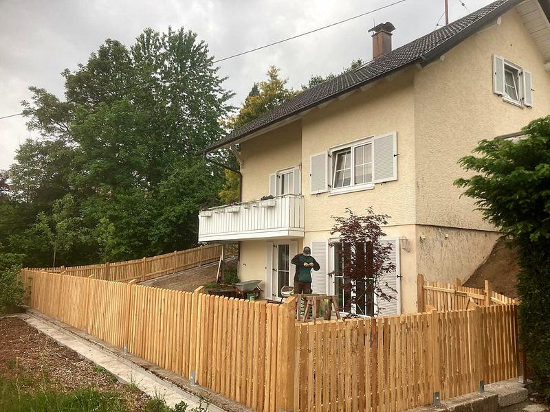Lärchenholz-Zaun am Hang