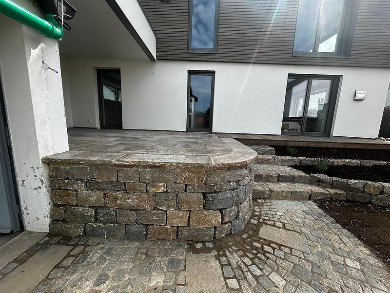 Natursteinsockel mit Pflasterfächer