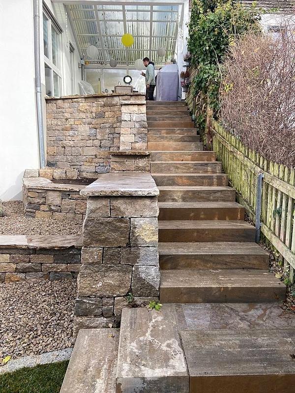 Muschelkalkmauer mit Treppe