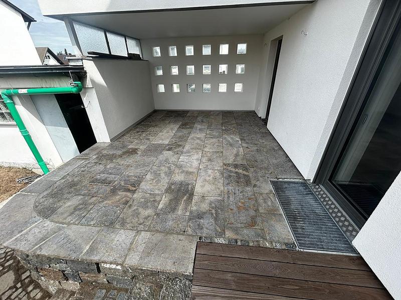 Natursteinterrasse mit Holzdeck