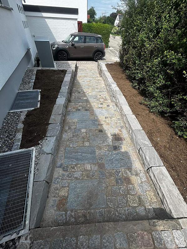Natursteinweg mit Granitplatten