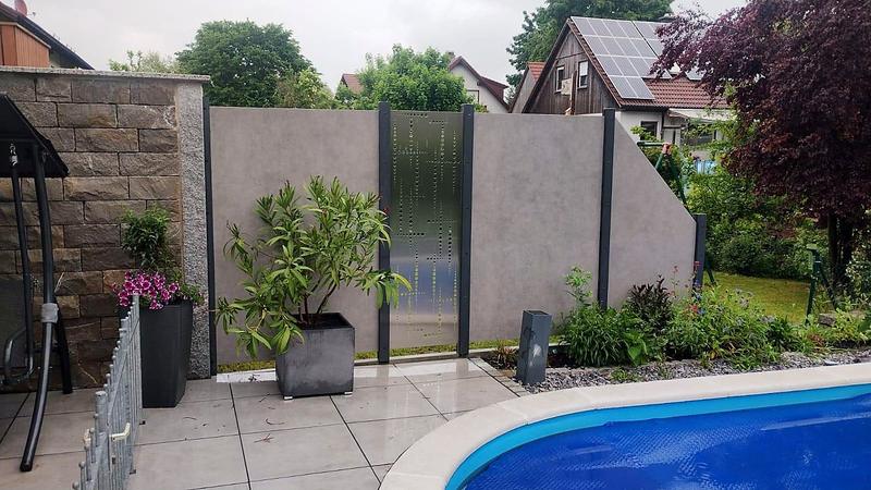 Keramik-Sichtschutz am Pool