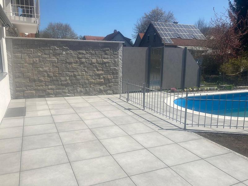 Terrasse mit Pool, Natursteinwand und Sichtschutz