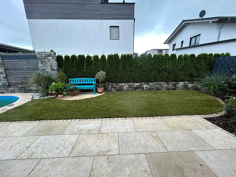 Travertin-Terrasse mit Rollrasen