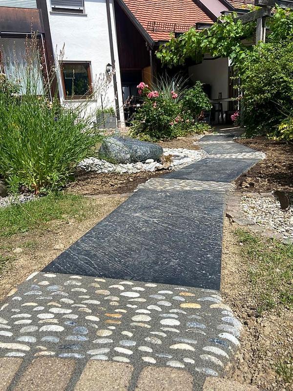 Schieferweg mit Kieselbändern