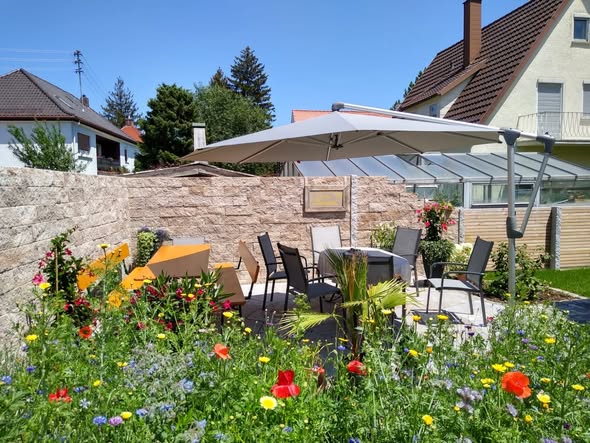 Terrasse mit Blumenbeet