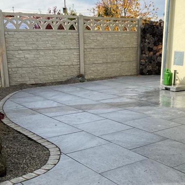 Terrasse mit Kiesbeet