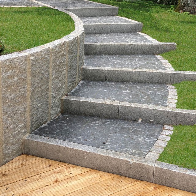 Natursteintreppe im Garten