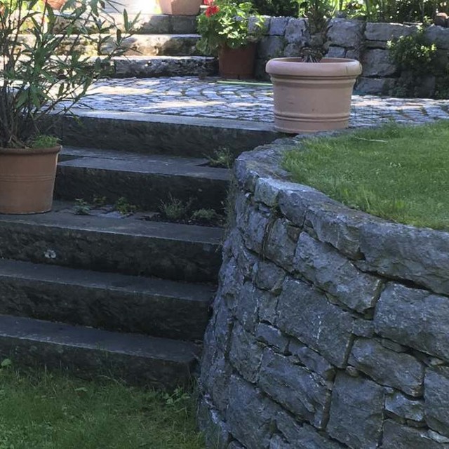 Natursteinmauer mit Sitzstufen